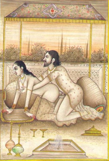 На сексуальных картинках изображена индийская девушка, которая знает все позы их камасутры и ебется с мужиком. Конечно же сучка очень красивая, стройная, с большими сиськами и упругой попкой, поэтому первым делом берет член в рот.